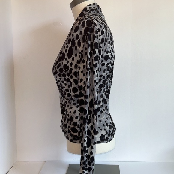 Doncaster Vintage Silk Gray  Black Animal Print V Neck Wrap Style Top Women’s 6 - Picture 6 of 10